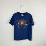 Load image into Gallery viewer, Hanna Andersson Navy Blue Solar System Tee 120 cm 6/7
