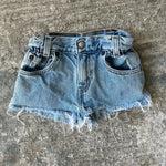 Load image into Gallery viewer, Vintage Levi's Cinched Waist Cut Off Blue Jean Shorts 6

