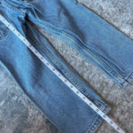 Load image into Gallery viewer, Vintage Levi's 550 Relaxed Fit Regular Blue Jeans 5T
