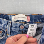Load image into Gallery viewer, Vintage Levi's 550 Relaxed Fit Cut Off Distressed Jean Shorts 8

