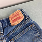 Load image into Gallery viewer, Vintage Levi's 550 Relaxed Fit Cut Off Distressed Jean Shorts 8
