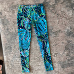 Load image into Gallery viewer, Lilly Pulitzer Luxletic Girls Mini Weekender Legging Low Tide Navy Catty Purrsonality XL
