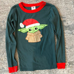 Load image into Gallery viewer, Hanna Andersson Star Wars Yoda Santa Pajamas 130 cm 8
