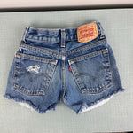 Load image into Gallery viewer, Vintage Levi's 550 Relaxed Fit Cut Off Distressed Jean Shorts 8
