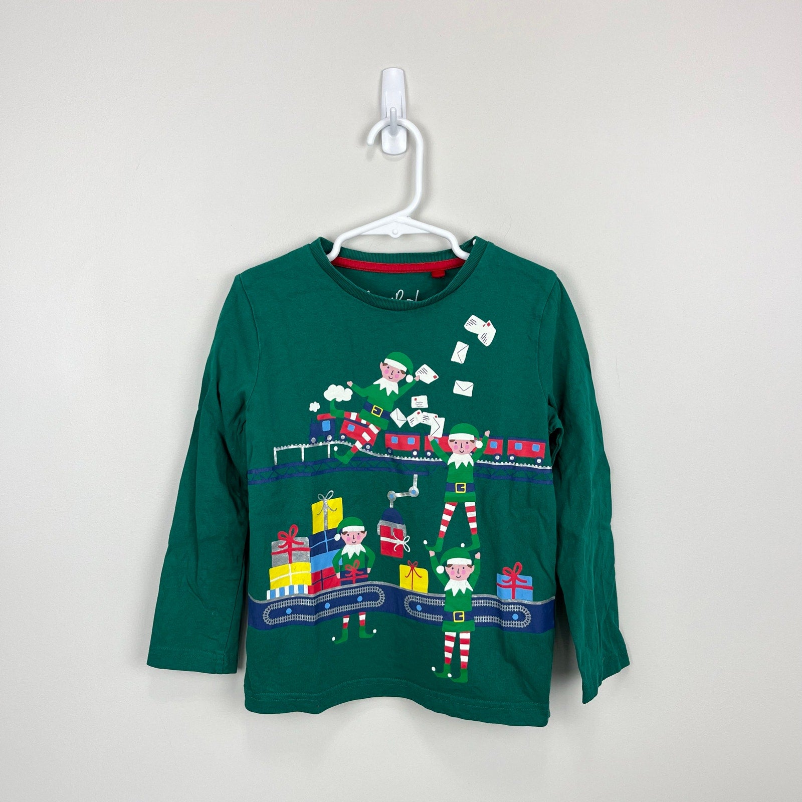 Mini Boden Christmas Deliveries T-Shirt Highland Green Elf Factory 5-6