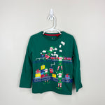 Load image into Gallery viewer, Mini Boden Christmas Deliveries T-Shirt Highland Green Elf Factory 5-6
