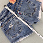Load image into Gallery viewer, Vintage Levi's 550 Relaxed Fit Cut Off Distressed Jean Shorts 8
