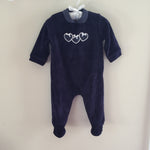 Load image into Gallery viewer, P&amp;P Piccino Piccina Navy Velour Heart Footie 6 Months
